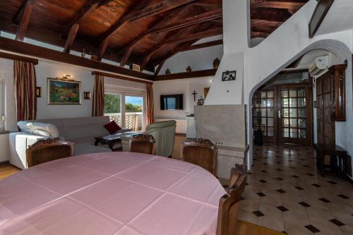 salon z dużym różowym stołem w pokoju w obiekcie Apartments Školjka w mieście Rijeka