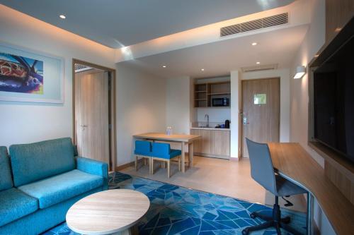 Posezení v ubytování Holiday Inn Express & Suites Bengaluru Old Madras Road by IHG