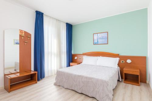 una camera d'albergo con letto e finestra di Hotel Palladio a Malcontenta