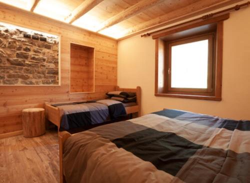 Cette chambre comprend 2 lits et une fenêtre. dans l'établissement Appartamenti al Ciariè, 
