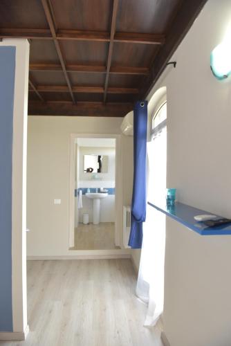 um quarto com um balcão azul e uma casa de banho em B&B Barbettini em Bereguardo