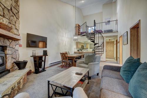 布雷肯里奇Atrium Eagle Condo: Downtown Breck, Spacious的客厅里有一张沙发和一张桌子。