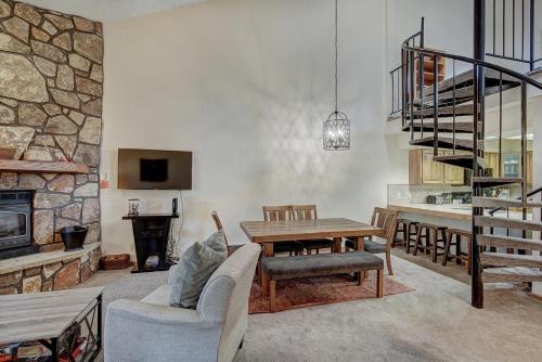 布雷肯里奇Atrium Eagle Condo: Downtown Breck, Spacious的带桌子和壁炉的客厅