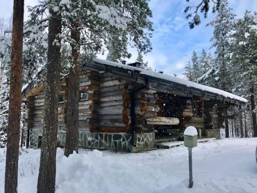 a log cabin in the snow with a parking meter at Kelogornitsa - Levikeskus 2 km - ski bus 300 m in Kittilä