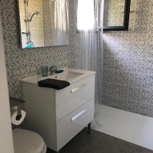 une salle de bain avec un lavabo blanc et une douche dans l'établissement VILLA LECCI E MARE, à Olmucciu