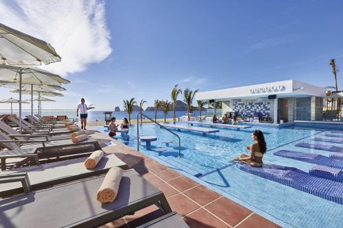 卡波聖盧卡斯的住宿－Riu Palace Baja California - Adults Only - All Inclusive， ⁇ 染度假村的游泳池