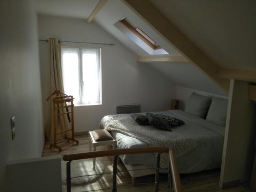 - une chambre avec un lit, une fenêtre et une échelle dans l'établissement la petite briarde, à Boissy-le-Châtel