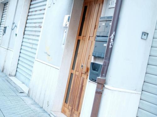 una puerta de madera en el lateral de un edificio en Oasi 83, en San Benedetto del Tronto