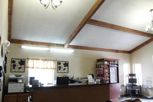 ein Büro mit einem Schreibtisch und ein Zimmer mit einer Decke in der Unterkunft Lone Tree Inn in Sidney