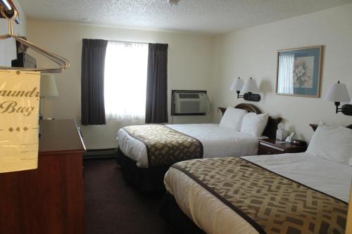 ein Hotelzimmer mit 2 Betten und einem Fenster in der Unterkunft Lone Tree Inn in Sidney