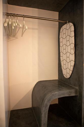 a room with a bench and a mirror on a wall at Appartements Rabat Balima Harcourt in Rabat