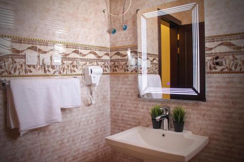 a bathroom with a sink and a mirror at ليالي ألماسية للشقق المخدومة Layali Almasiah serviced apartment in Al Muzāḩimīyah