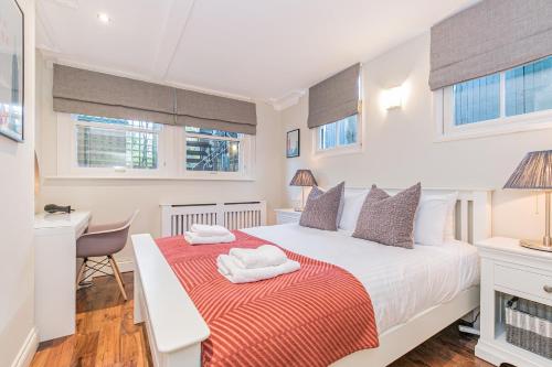 1 dormitorio con 1 cama con manta roja y blanca en Oxfordshire Living - The Palin Apartment - Oxford, en Oxford