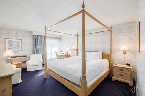 The Farmington Inn and Suites tesisinde bir odada yatak veya yataklar