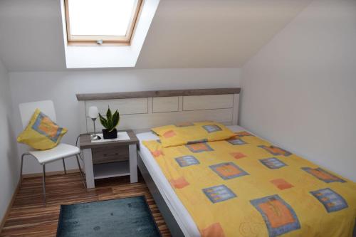 um quarto com uma cama, uma secretária e uma janela em EKO-Hof em Mitterlabill