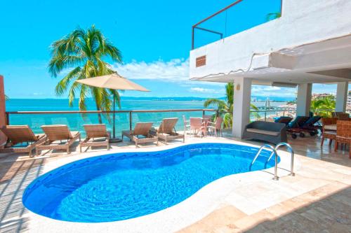 uma piscina com vista para o oceano em Vallarta Shores Beach Hotel em Puerto Vallarta