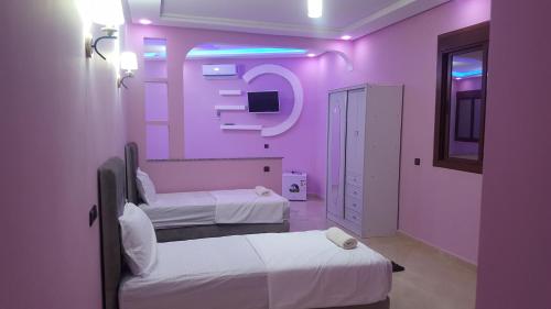 Hôtel Ajil Cascades D'ouzoud tesisinde bir odada yatak veya yataklar