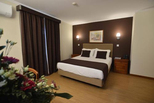 Un pat sau paturi într-o cameră la Hotel Salgueiro