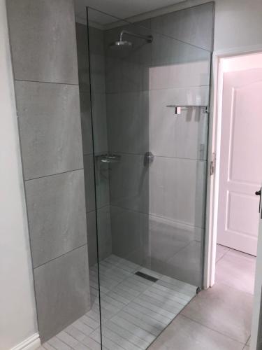 Ένα μπάνιο στο 503 Marbella Beachfront Apartment