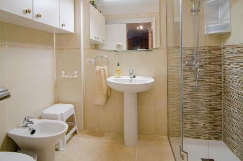 プエルティト・デ・グイマルにあるEn las Nubes de Güimarのバスルーム(洗面台、トイレ、シャワー付)