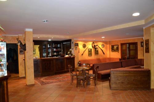 uma sala de estar com um sofá e uma mesa em Park Hotel Gran Bosco em Sauze dʼOulx