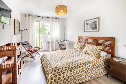 1 dormitorio con cama, escritorio y ordenador en 4 estaciones - Tu hogar en el corazón de Oviedo, en Oviedo