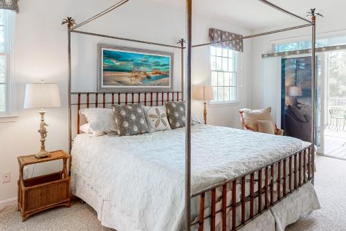 Ένα ή περισσότερα κρεβάτια σε δωμάτιο στο Bear Trap Dunes - 15 Sycamore