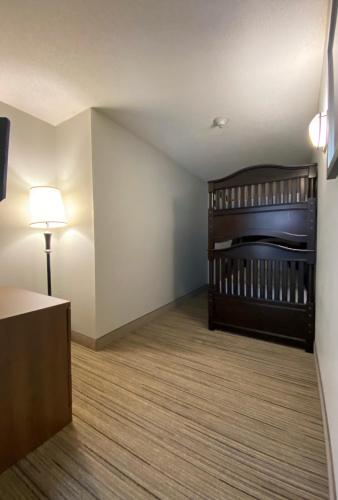 a bedroom with a crib in a room with a lamp at Holiday Inn Express Hotel & Suites Somerset Central by IHG in Somerset