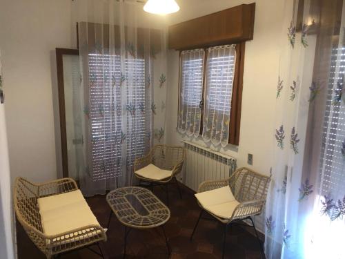 NevianoにあるA casa di nonna Vitucciaの椅子と窓のある待合室