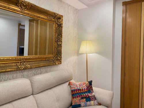 - un salon avec un miroir et un canapé dans l'établissement CHURRUCA 2, à Vigo