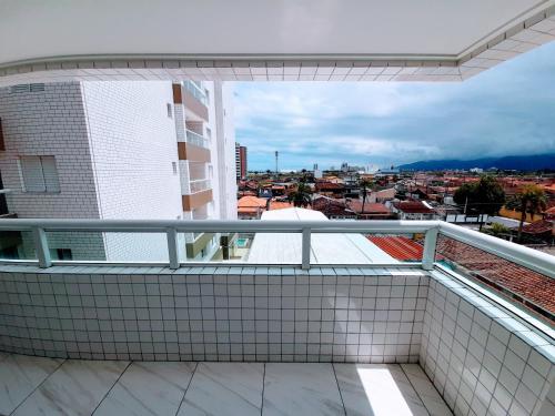 a balcony with a view of a city at Apartamento Mirim Praia Grande in Praia Grande