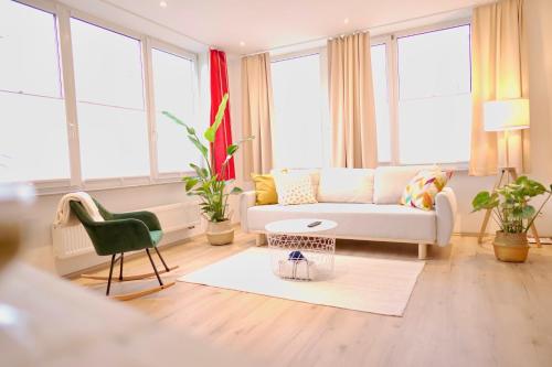 un soggiorno con divano e sedia di Modernes Loft-Apartment im Herz von Kassel mit Netflix a Kassel
