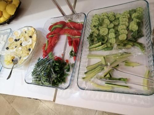 コンヤにあるMEVLANA ŞEMS HOTELのテーブルの上に野菜が入った3つのプラスチック容器