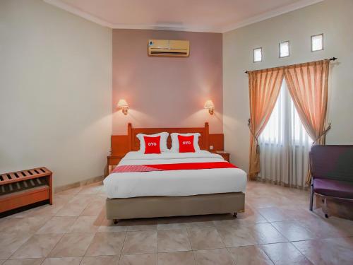Giường trong phòng chung tại Collection O 89999 Hotel Bumi Kedaton Resort
