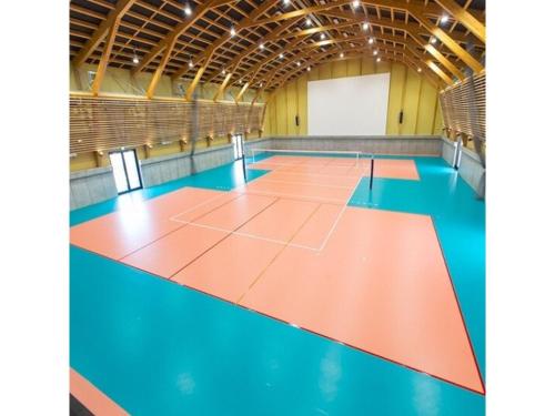 een lege fitnessruimte met een oranje en blauwe vloer bij OGAL INN - Vacation STAY 01855v in Akaishi