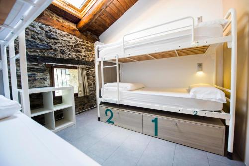 Mountain Hostel Tarter tesisinde bir ranza yatağı veya ranza yatakları