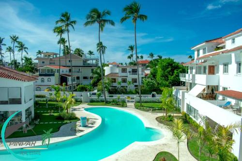 Blick auf den Pool in einem Resort mit Palmen in der Unterkunft Pool Terrace, Deluxe E1, Close to Beach, 2Br, 2Bt in Punta Cana