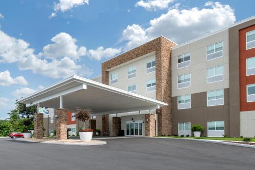 a rendering of a hotel building with a parking lot at Holiday Inn Express & Suites Alachua - Gainesville Area by IHG in Alachua