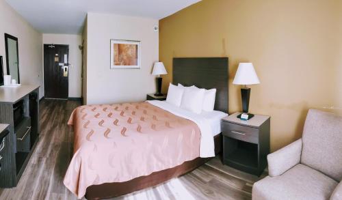 Ένα ή περισσότερα κρεβάτια σε δωμάτιο στο Quality Inn DFW Airport North - Irving