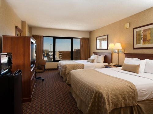 Gallery image of Ramada by Wyndham Topeka Downtown Hotel & Convention Center in Topeka