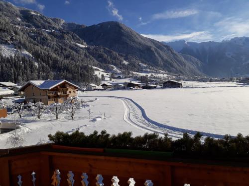 a view of a snow covered valley with mountains at Luxus Apartment Nina mit Zirbenhütte in Ramsau im Zillertal
