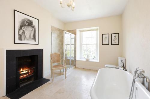 Shanagarry的住宿－Kilmahon House, P25A973，带浴缸的浴室和壁炉。