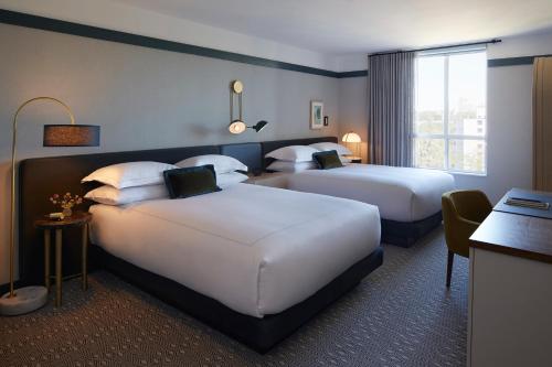 Postel nebo postele na pokoji v ubytování Kimpton Saint George Hotel, an IHG Hotel
