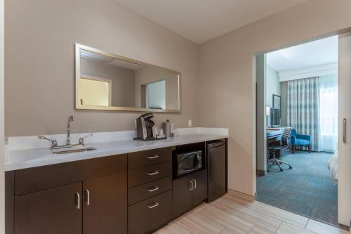 Ένα μπάνιο στο Holiday Inn & Suites - Jefferson City, an IHG Hotel