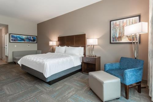 מיטה או מיטות בחדר ב-Holiday Inn & Suites - Jefferson City, an IHG Hotel