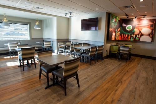 TV o dispositivi per l'intrattenimento presso Holiday Inn Hotel & Suites Des Moines-Northwest by IHG