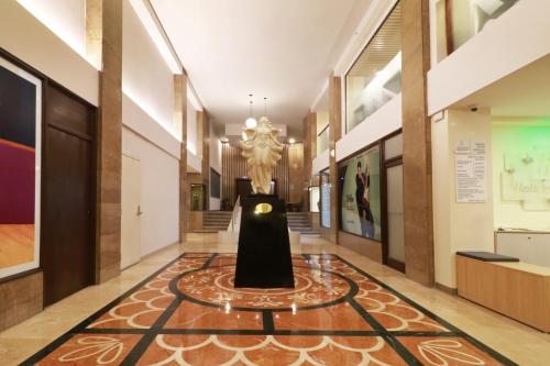 a hallway with a sculpture in the middle of a building at Holiday Inn Hotel & Suites Centro Historico by IHG in Guadalajara