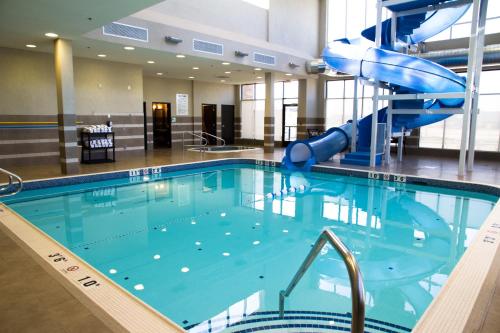 The swimming pool at or close to Holiday Inn Hotel & Suites Red Deer, an IHG Hotel