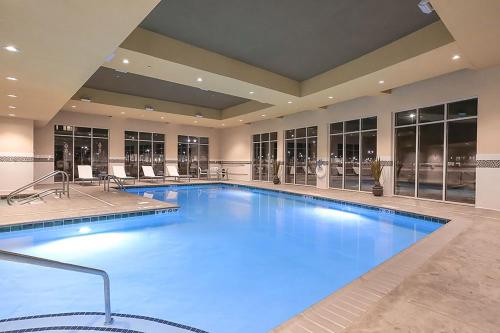 בריכת השחייה שנמצאת ב-Holiday Inn and Suites East Peoria, an IHG Hotel או באזור