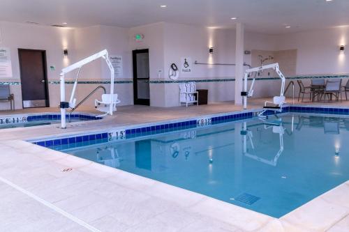 Bazén v ubytování Holiday Inn & Suites Denver Tech Center-Centennial by IHG nebo v jeho okolí